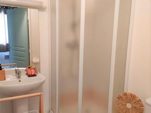 een badkamer met een douche en een wastafel bij Appartement Le Dévoluy, 4 pièces, 9 personnes - FR-1-504-644 in Superdevoluy