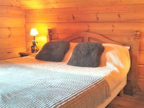 een slaapkamer met een bed in een blokhut bij Chalet La Joue du Loup, 3 pièces, 6 personnes - FR-1-504-651 in Le Dévoluy