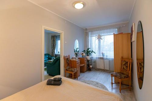 ein Schlafzimmer mit einem Bett und ein Wohnzimmer in der Unterkunft Randla 14 Tallinn in Tallinn