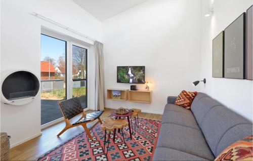 Телевизор и/или развлекательный центр в Stunning Home In Lembruchdümmer See