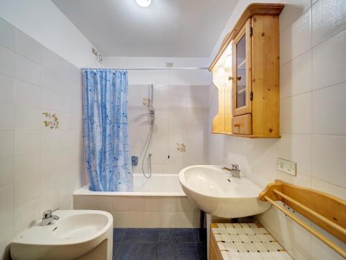 e bagno con lavandino, servizi igienici e doccia. di Villa Marianna - Stayincortina a Cortina dʼAmpezzo