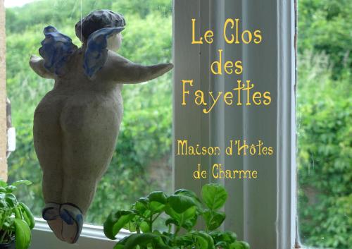 Eine Statue einer Frau, die neben einem Fenster steht. in der Unterkunft Le Clos des Fayettes in Theizé