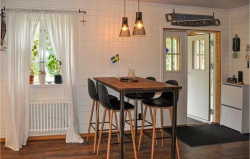 - une salle à manger avec une table et des chaises dans l'établissement Gorgeous Home In Karlstad With Sauna, à Karlstad
