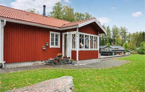 una casa roja con techo rojo en Gorgeous Home In Karlstad With Sauna en Karlstad