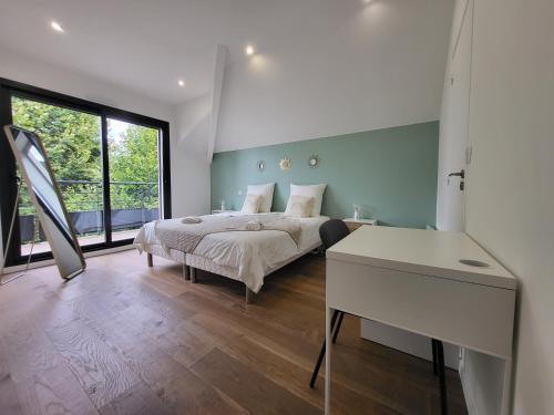 a bedroom with a bed and a desk and a window at Villa L'Alameda Spa Billard Paris Centre 35min in Verrières-le-Buisson