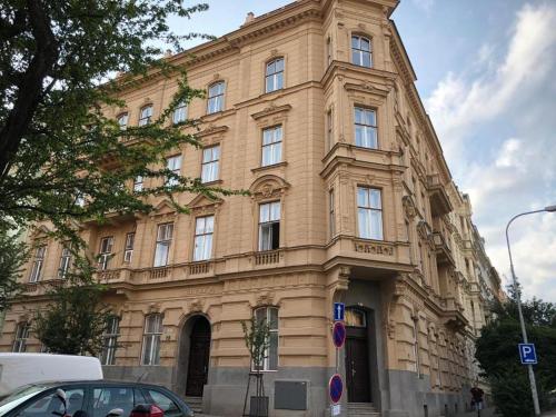un gran edificio de piedra en la esquina de una calle en ApartHostel Brno en Brno