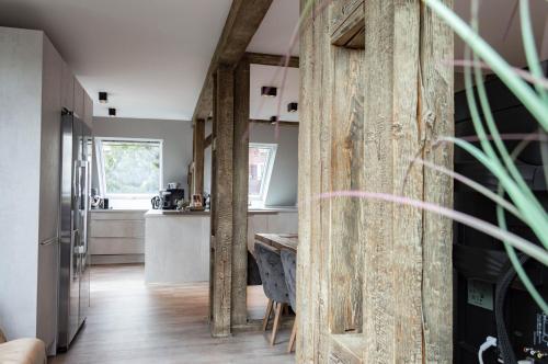 an old wooden door in a kitchen with a counter at StrandBerg's Ursprung: Spa & Kitchen in Braunlage