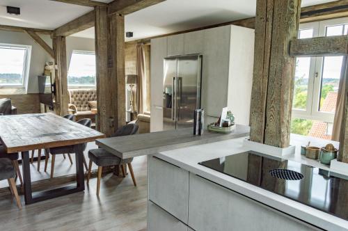 eine Küche mit einem Tisch und einem Esszimmer in der Unterkunft StrandBerg's Ursprung: Spa & Kitchen in Braunlage