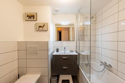 une salle de bain avec un lavabo et une douche dans l'établissement Morzine - Stylish 2 bed apartment near Les Prodains Gondola, à Morzine