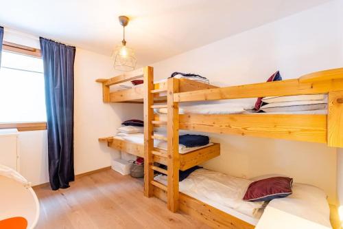 a room with two bunk beds in a cabin at Stylish 2 bed apartment near Les Prodains Gondola in Morzine