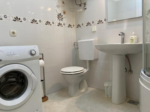 Koupelna v ubytování Apartment in Povlja with terrace, air conditioning, WiFi, washing machine 3419-3