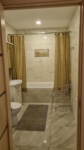 La salle de bains est pourvue d'une douche, de toilettes et d'un lavabo. dans l'établissement Garden Studio by the Lake with Air-Con and Infrasauna, à Druskininkai