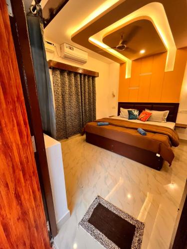 um quarto com uma cama num quarto em TGI Guest Houses em Calangute