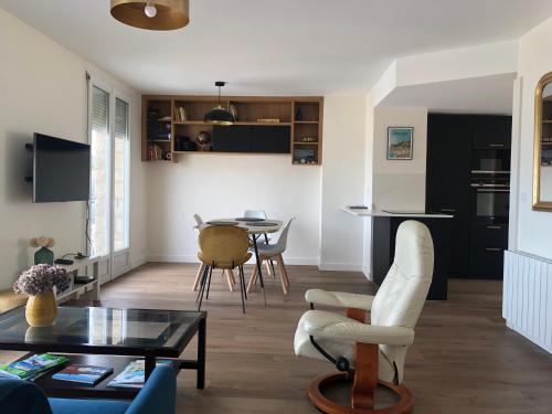 un salon avec une table et une salle à manger dans l'établissement Vue mer exceptionnelle, à Dinard
