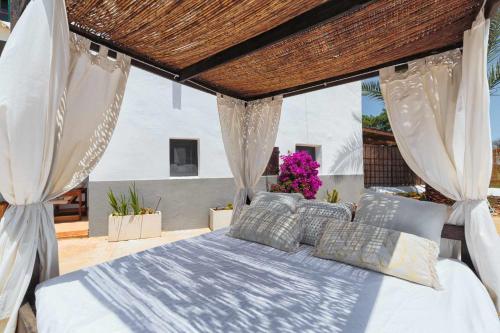 A bed or beds in a room at Cas Catalá Sant Jordi
