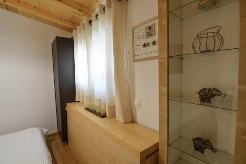 une chambre avec une étagère en verre et une fenêtre dans l'établissement Dream Apartment Xylokastro, à Xylokastro
