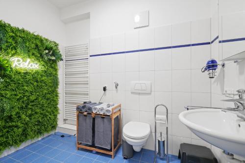 a bathroom with a toilet and a sink at FeWo in LA - Ferienwohnung mit 2 Schlafzimmer am Bodensee in Langenargen