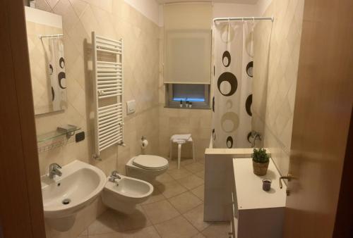 莫杜尼奧的住宿－FAMILY HOUSE，白色的浴室设有卫生间和水槽。