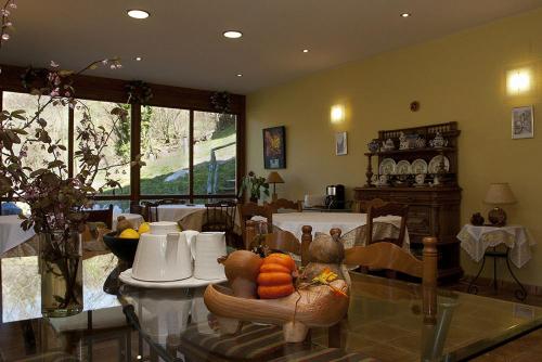 a living room with a table with oranges on it at Hotel Rural Reciegos Complejo Agroturistico in Caso