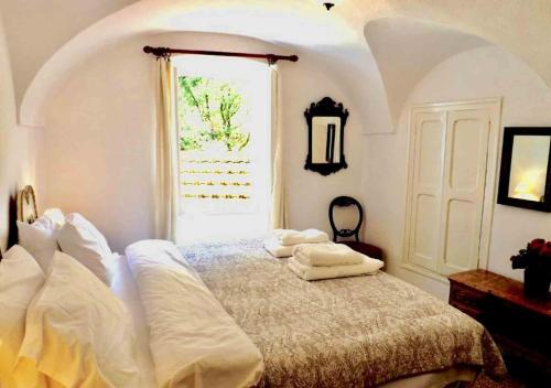 una camera da letto con un letto e due asciugamani di Casa Via Orsini Isolabona Liguria Italy Sleeps 5 a Isolabona