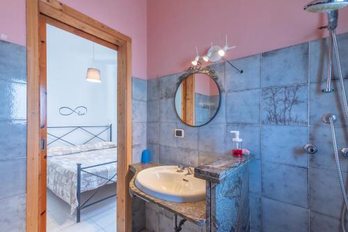 un baño con lavabo y espejo en Villa Eden, en Avola