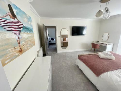 a bedroom with a bed and a desk at Exquisite apartment, stone throw from the beach in Bournemouth