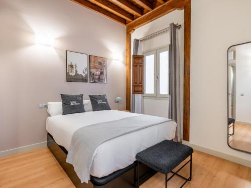 ein Schlafzimmer mit einem großen Bett und einem Stuhl in der Unterkunft limehome Granada Calle Mirasol in Granada