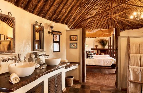 Una cama o camas en una habitación de Tawi Lodge