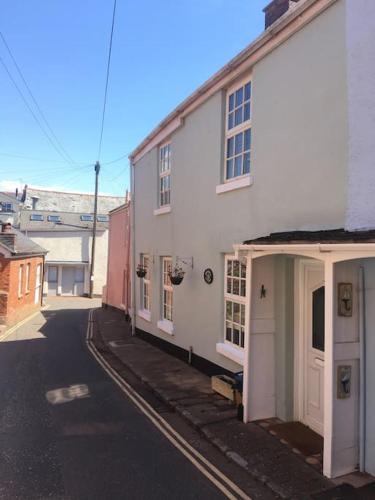 Providence Cottage a Lovingly Restored Cottage just a stones throw from Beach