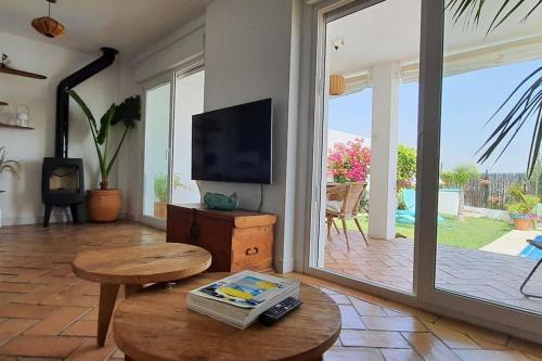 TV a/nebo společenská místnost v ubytování bonita casa con jardín y piscina privada