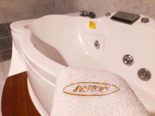 a white bath tub with a white towel on it at Metohi in Marioláta