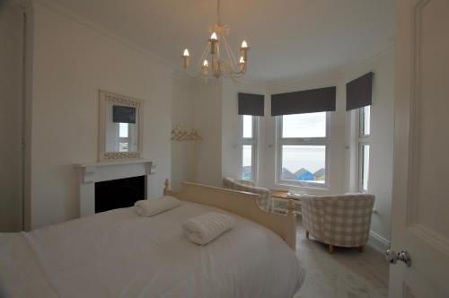 Beautiful 4-bedroom house with 'Sea-views'