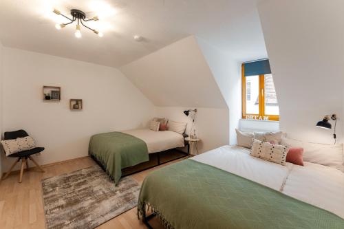 - une chambre avec 2 lits et une fenêtre dans l'établissement Altstadt Apartments zentral am Rathaus, à Augsbourg