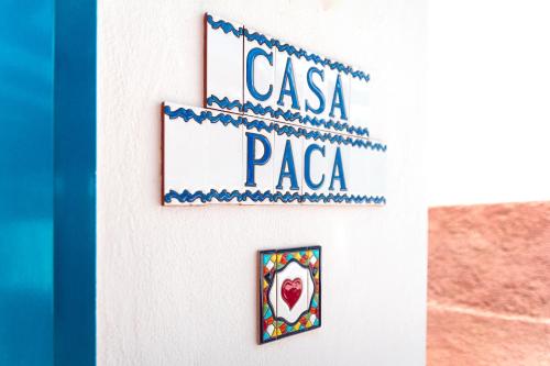 une pancarte sur un mur avec les mots casa papa dans l'établissement Casa Paca - Your Private Oasis in Lanzarote - Paradise by the Sea, à Playa Blanca