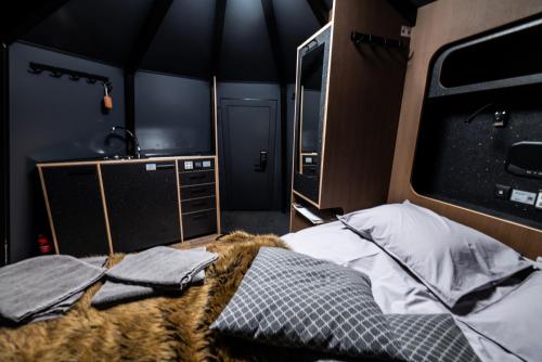 een kamer met een bed en een tv. bij Aurora hut igloo in Rovaniemi