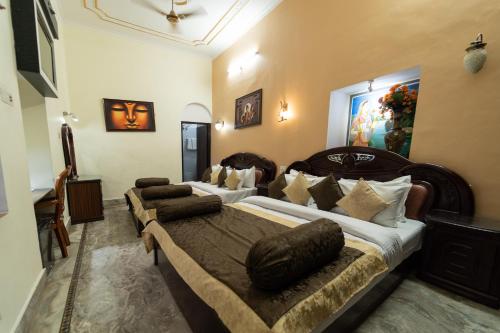 Shree Ganesha Palace Near Kashi Vishwanath Templeにあるベッド