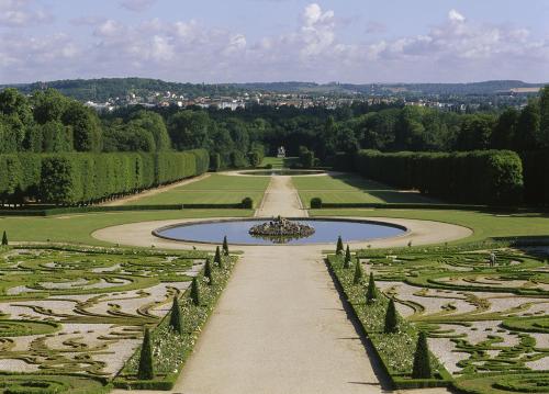 ノワジー・ル・グランにあるL'ANNEXE Small House with Garden Between - Proche ParisDisneyの池と木々のある庭園の景色