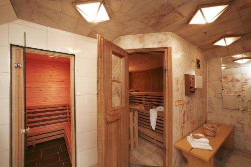 y baño con aseo, lavabo y espejo. en Lake and Cityhotel Edelweiss - self Check in en Zell am See