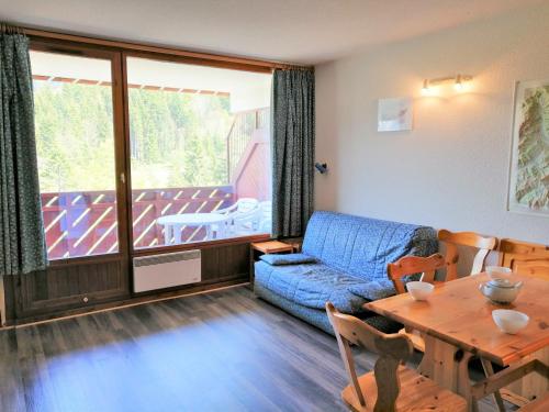 Appartement Morillon 1100, 2 pièces, 6 personnes - FR-1-412-25にあるシーティングエリア