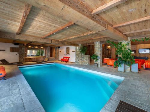 une piscine intérieure avec un plafond en bois dans l'établissement Chalet à Courchevel Le Praz : Piscine, Ski Room, Billard, 6 Adultes + 2 Enfants, Proche Pistes - FR-1-568-14, à Courchevel