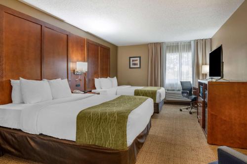 um quarto de hotel com duas camas e uma televisão em Comfort Inn Romeoville - Bolingbrook em Romeoville