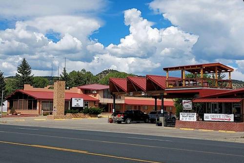 a building with a parking lot next to a street at Casa Lemus Inn in Raton