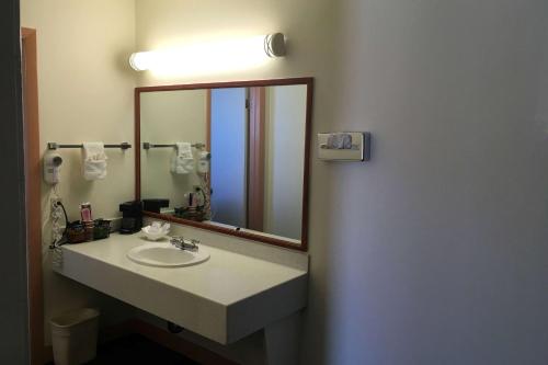 a bathroom with a sink and a mirror at Casa Lemus Inn in Raton