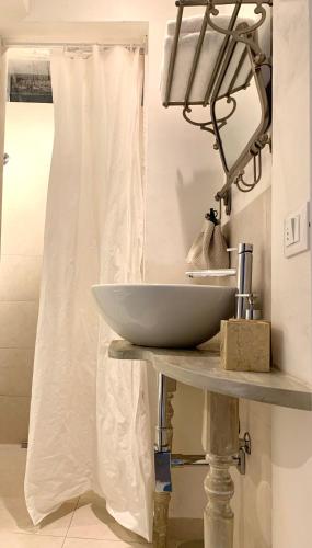 a bathroom with a sink with a shower curtain at Oro Blanco in Florence