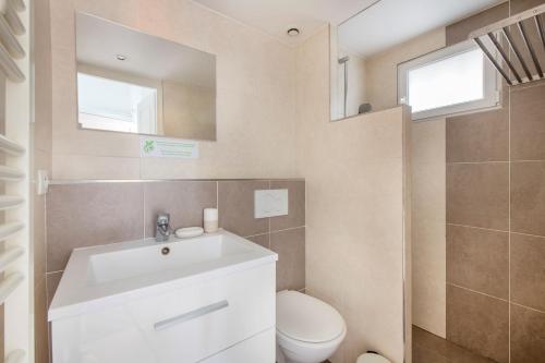 łazienka z białą umywalką i toaletą w obiekcie BENFLEET 4 Cosy studio avec grande terrasse de 25 m2 w mieście Romainville