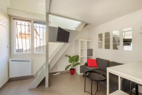 salon z kanapą i telewizorem w obiekcie BENFLEET 4 Cosy studio avec grande terrasse de 25 m2 w mieście Romainville