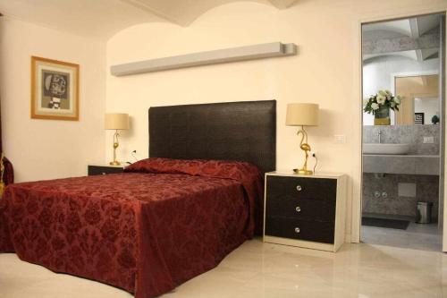 een slaapkamer met een bed met een rood dekbed bij Appartamento Biba in Bologna