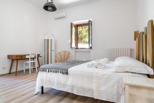 um quarto branco com uma cama e uma secretária em Scuole CEMM San Vito Apartment with parking em Taranto