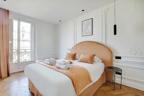 um quarto com uma cama grande e toalhas em Amazing Appart 3BR-6P - Bastille -Gare de Lyon 3 em Paris