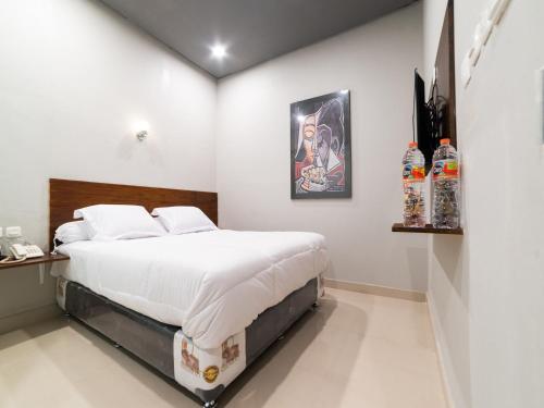 ein Schlafzimmer mit einem Bett in einem Zimmer in der Unterkunft Glamour Hotel and Spa in Medan